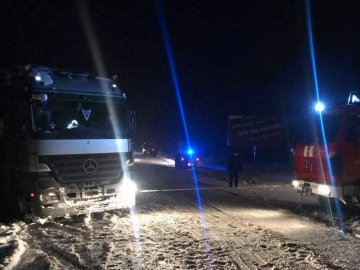 Автобуси в кюветах і застряглі фури: наслідки снігового колапсу на Волині
