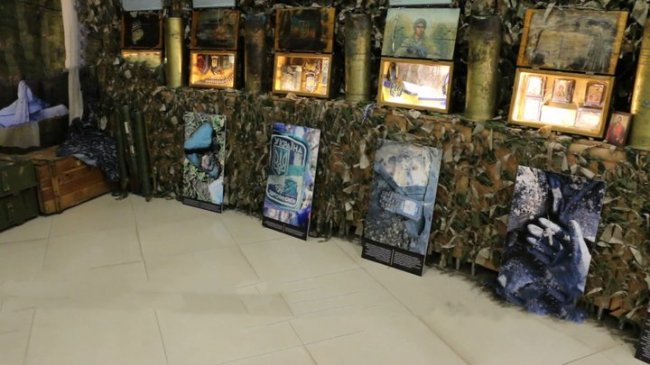 Телефони, з яких востаннє дзвонили рідним: презентували виставку про загиблих на Донбасі. ФОТО