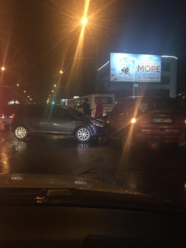 У Луцьку поблизу «Глобуса» – аварія: зіткнулися дві автівки. ФОТО