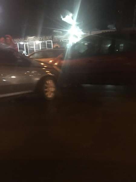 У Луцьку поблизу «Глобуса» – аварія: зіткнулися дві автівки. ФОТО