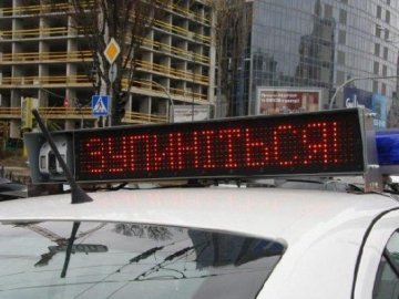 У Києві ДАІшники патрульною машиною протаранили Daewoo. ВІДЕО