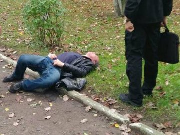 «Приліг відпочити»: у Луцьку з газону підняли п’яного чоловіка