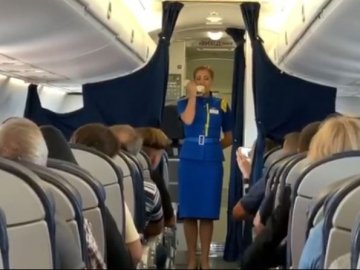 День Незалежності на борту літака: стюардеса заспівала пасажирам гімн України. ВІДЕО