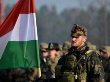 Угорщина стягує війська до українського кордону