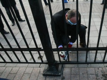 У Києві зрізають паркан навколо Ради. ФОТО