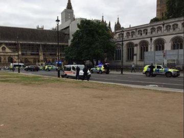 У Лондоні автомобіль врізався в огорожу парламенту 