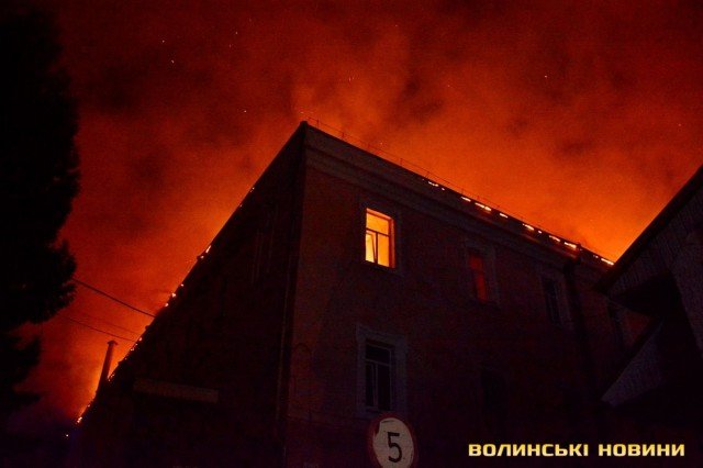 У центрі Луцька сталась масштабна пожежа: горів військовий госпіталь. ФОТО