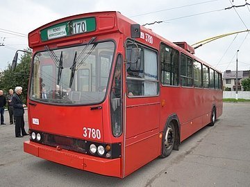 Люблін передав Луцьку 20-річний тролейбус. ФОТО