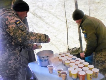 Військові 14 ОМБр після Водохрещенських купань пригощали всіх армійським чаєм. ФОТО
