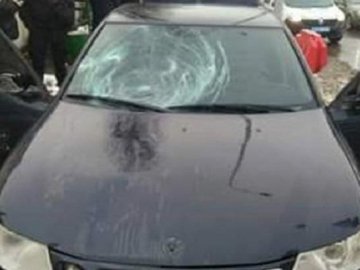 Автівка, яку переслідувала поліція, збила жінку з дитячим візком