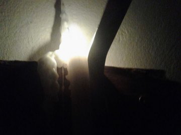Луцьк неочікуваний: в туалеті спорткомплексу світять свічкою