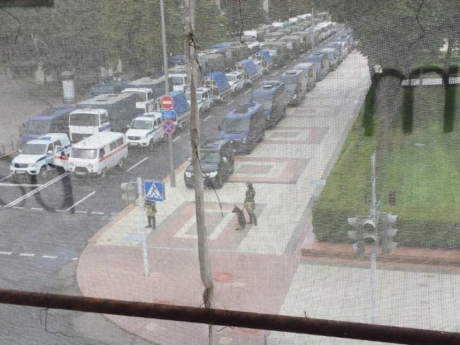 Вибори у Білорусі: бюлетені виносять через вікна, а до Мінська стягують військові вантажівки, автозаки і водомети