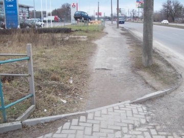 На Карпенка-Карого у Луцьку проблема з тротуаром. ФОТО
