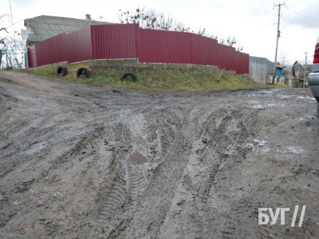 У Володимирі скаржаться на відсутність дороги, якою діти ходять до школи ФОТО