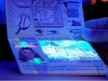 Біометричні закордонні паспорти не будуть обов'язковими
