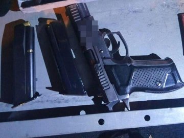 У Володимирі в авто знайшли два пістолети