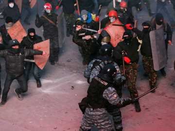 «Війна» у Києві: на Грушевського поновилися протистояння