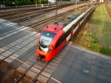 Українець поставив автівку під потяг у Польщі: чоловікові «світить» 3 роки тюрми 
