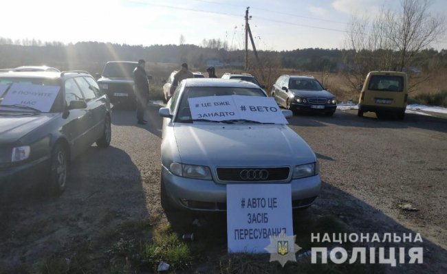 У Любомльському районі «бляхарі» обмежили рух трасою Київ-Ковель-Ягодин. ФОТО