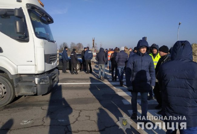 У Любомльському районі «бляхарі» обмежили рух трасою Київ-Ковель-Ягодин. ФОТО