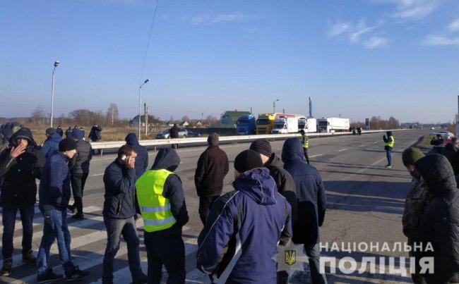 У Любомльському районі «бляхарі» обмежили рух трасою Київ-Ковель-Ягодин. ФОТО