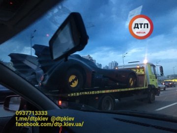 «Не так припаркувався»: у Києві евакуатор забрав авто Бетмена