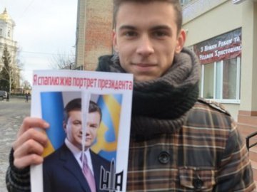 У Луцьку паплюжать портрети Януковича. ФОТО
