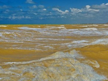 У Криму море стало жовтого кольору. ФОТО