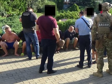 З'явилося відео обшуків псевдореабілітаційних центрів у Луцьку, де незаконно утримували пацієнтів