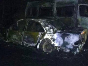 У Львові – пожежа на парковці з десятками авто, згоріли дві машини та причіп