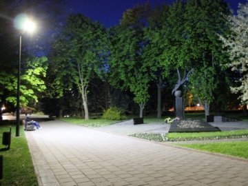 У Луцьку на Меморіалі з'явилось сучасне освітлення. ФОТО