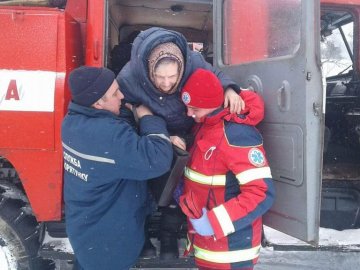 На Волині рятувальники допомогли хворій бабусі дістатися до лікарні. ФОТО
