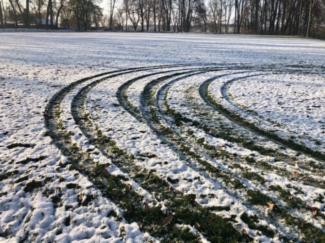 У селищі на Волині вандали пошкодили футбольне поле. ФОТО