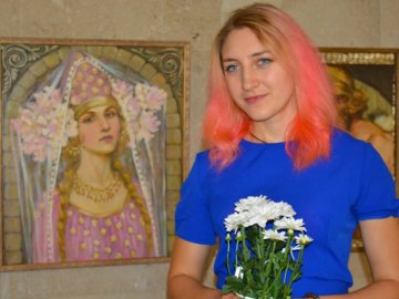 Молода художниця з Луцька відкрила виставку в облраді. ФОТО