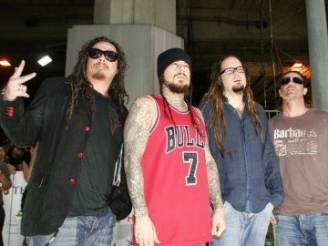 Korn скасували концерт в Україні через «непросту політичну обстановку»