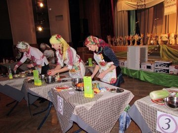 Смаколики для воїнів АТО готували у Володимирі-Волинському. ФОТО