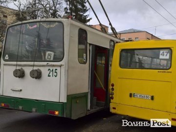 У Луцьку – аварія на зупинці біля ЦУМу. ФОТО