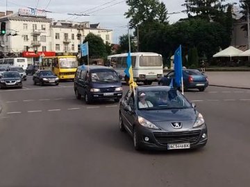 Кримські татари у Луцьку відзначили день прапора автопробігом