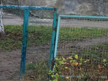 До дитсадка – через паркан: у Луцьку просять відремонтувати доріжку