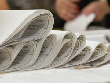 У Луцьку члени ДВК ставили печатки на бюлетені під час підрахунку голосів