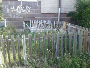 Муніципали продовжуть зносити паркани у Луцьку. ФОТО