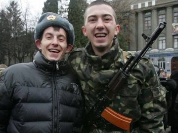 Міністр оборони запевнив, що армія підтримує Януковича