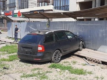 У Луцьку – ДТП за участю двох автівок, одна з машин влетіла у паркан новобудови. ФОТО