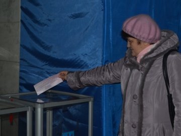 Вибори у Луцьку: до обіду спостерігали невисоку явку виборців. ФОТО