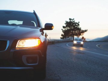 Поліція Волині застерігає водіїв не забувати вмикати ближнє світло фар за містом   
