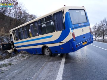 Автобус «Буковель–Луцьк» з пасажирами злетів у кювет на Франківщині
