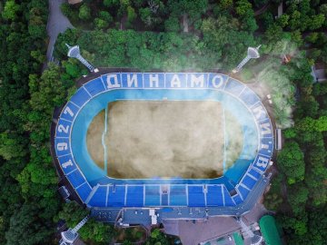 На стадіоні київського «Динамо» вирішили спалити суху траву. ФОТО 