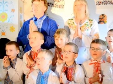 Луцькі першокласники молилися за мир в Україні. ВІДЕО