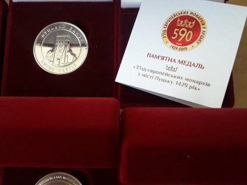 У Луцьку виготовили унікальну медаль із замком Любарта. ФОТО
