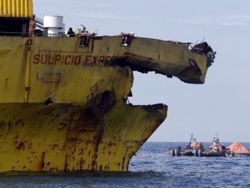 На Філіппінах паром із 870 пасажирами потонув за півгодини. ФОТО